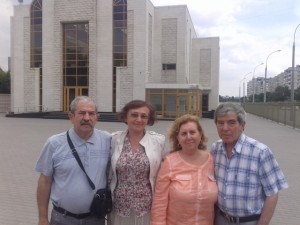 На фоне запорожской синагоги, справа налево – Лазарь Семёнович, Фрида Николаевна, Елена Романовна и Илья Семёнович Рывкины
