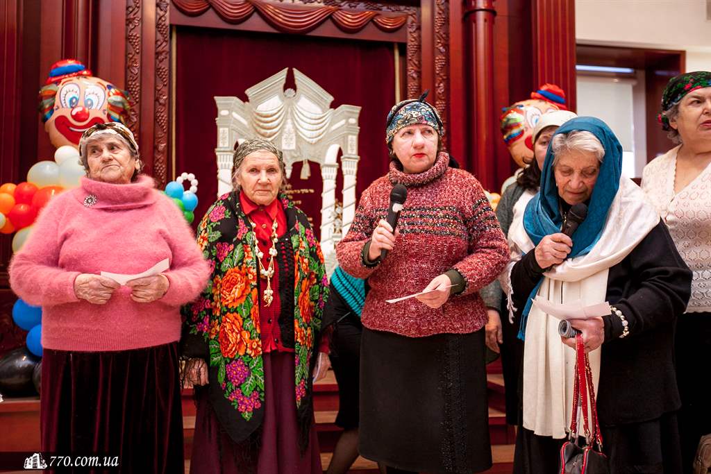 Выступление женщин из старшего женского клуба в общинном центре "Бейт-Барух" Днепродзержинск