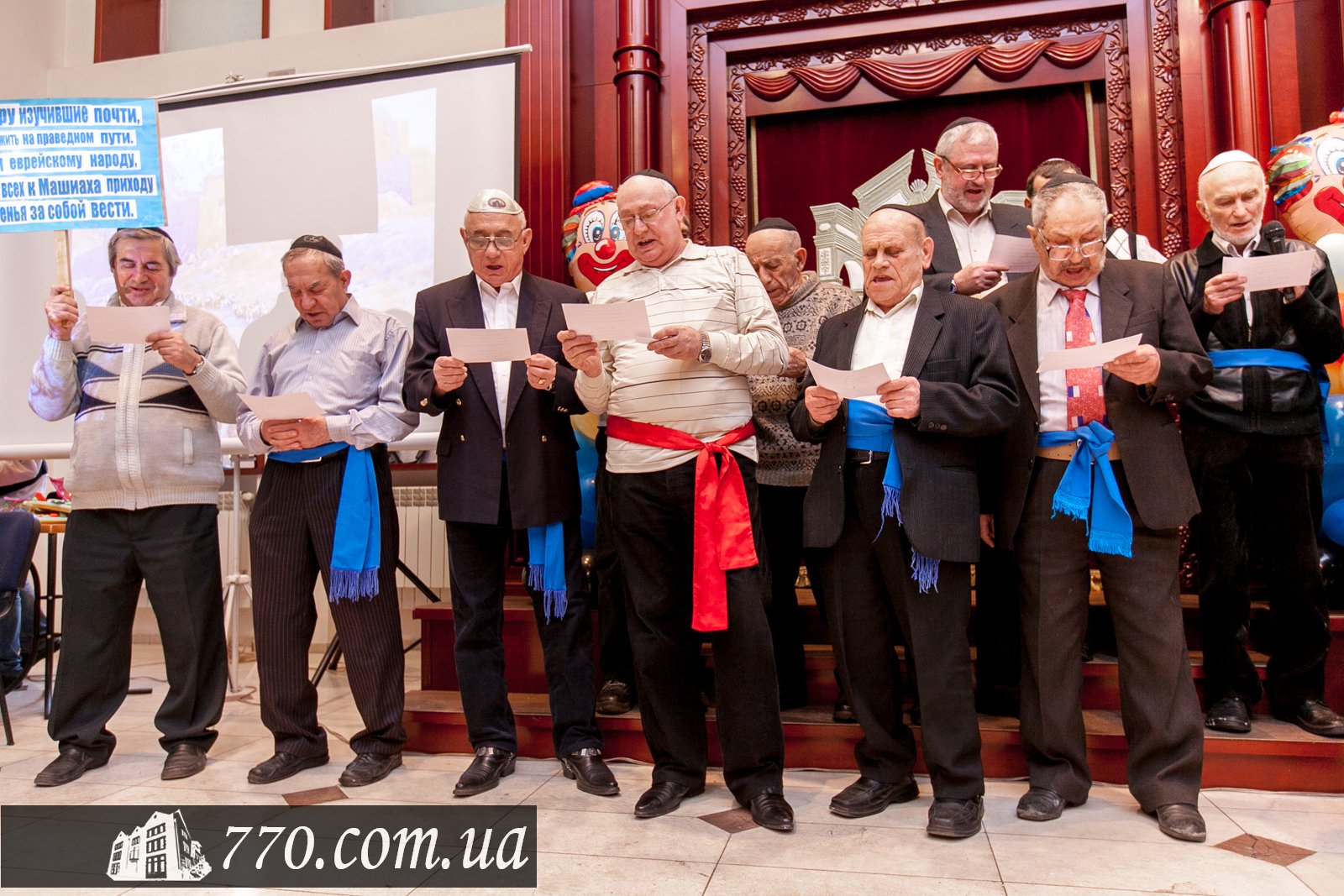 Выступление мужчин клуба "Золотой век" в общинном центре Бейт-Барух Днепродзержинск